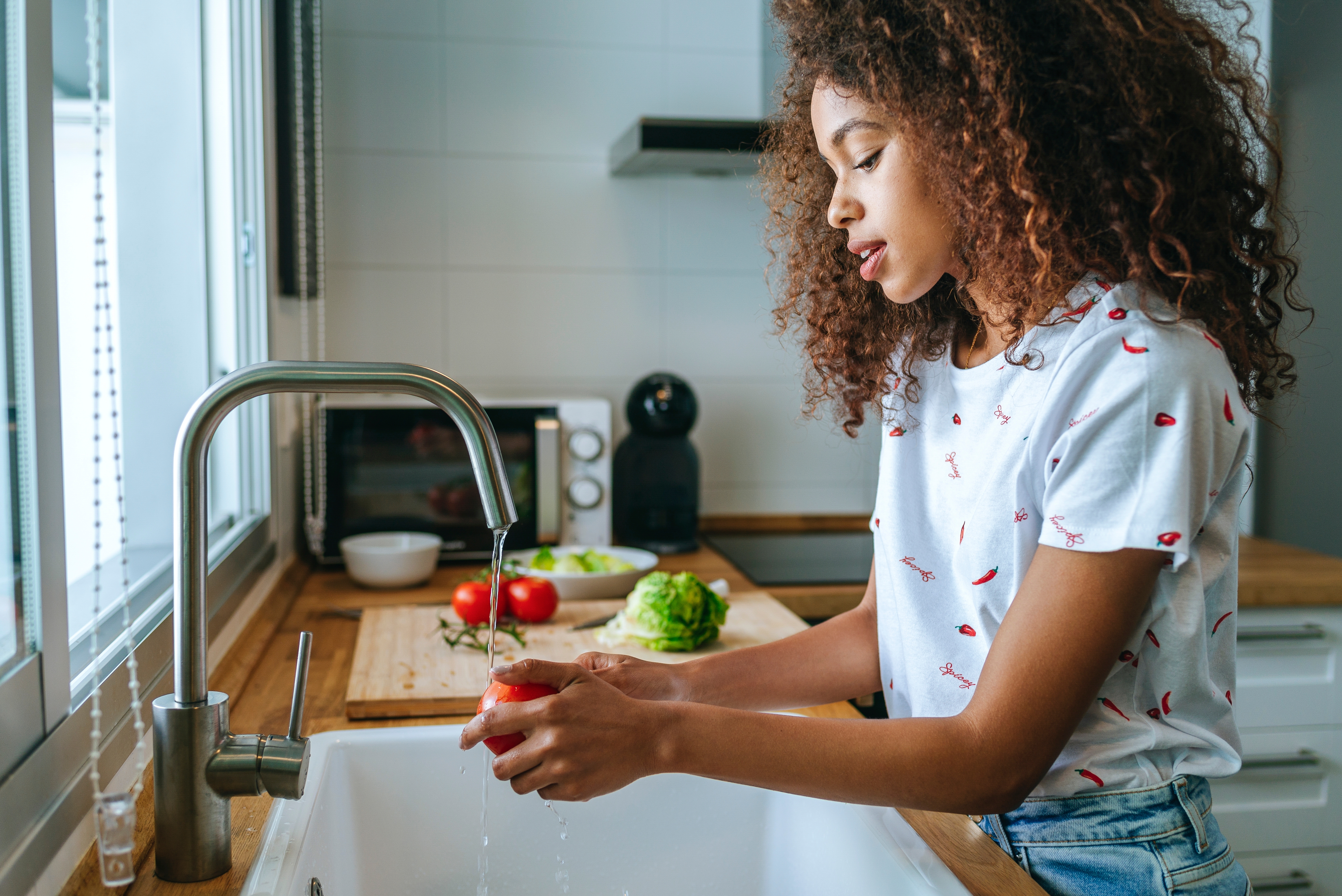 Woman,Washing,Tomato,In,The,Kitchen.